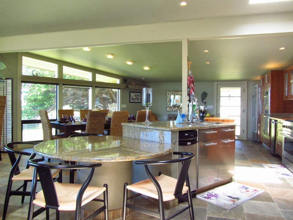 kitchenette dinning, great for a family game night!