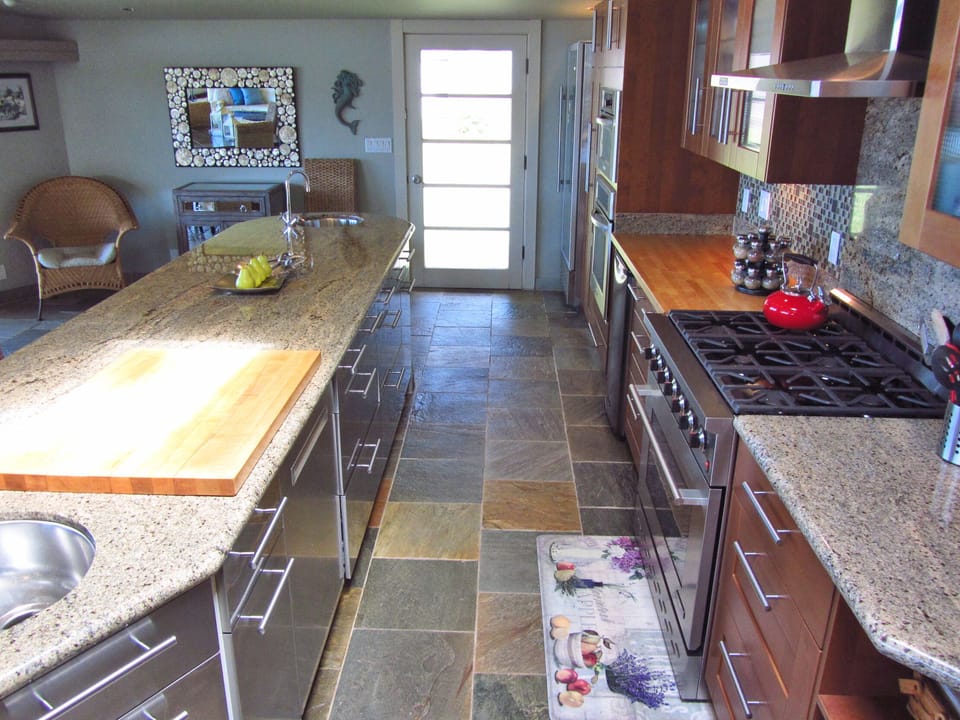 abundant prep area for 2 chefs, make your gourmet dinner...