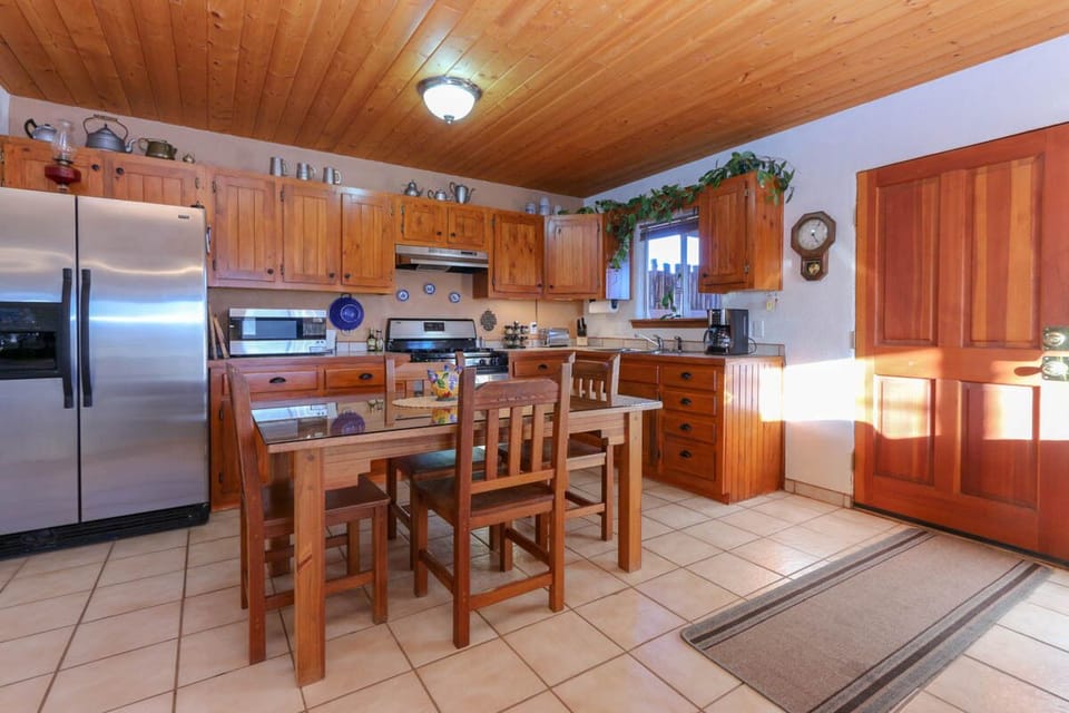 Kitchen and dining area.