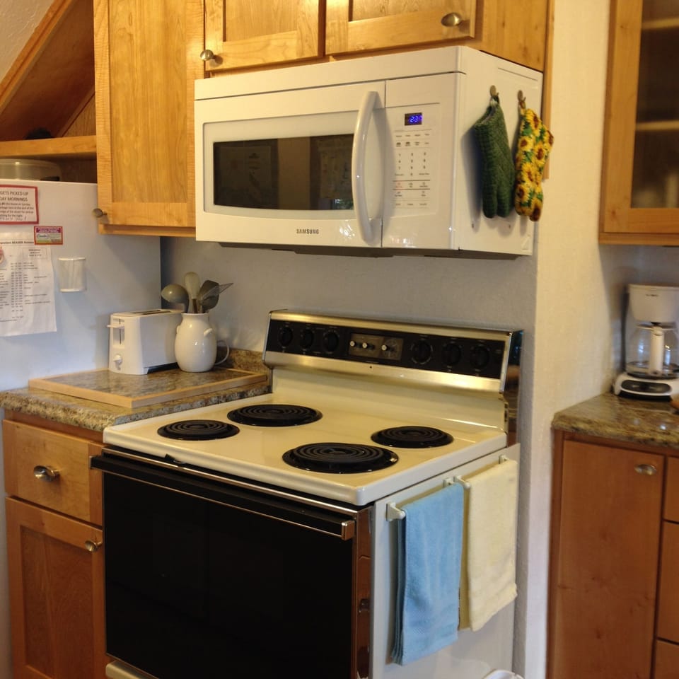 New Kitchen Cabinets and Countertops!
