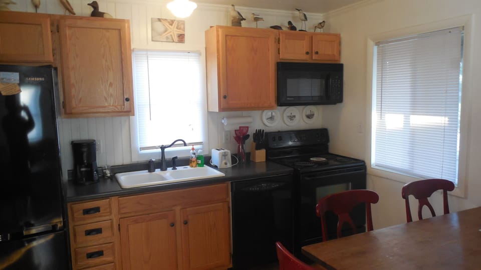 Kitchen/Dining Area