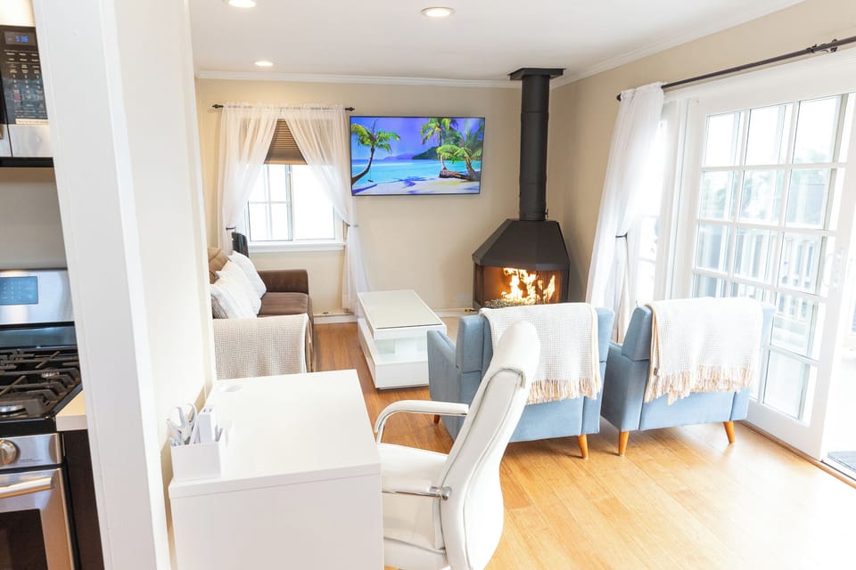 Entering into the unit from your private and very large ocean view deck area. 