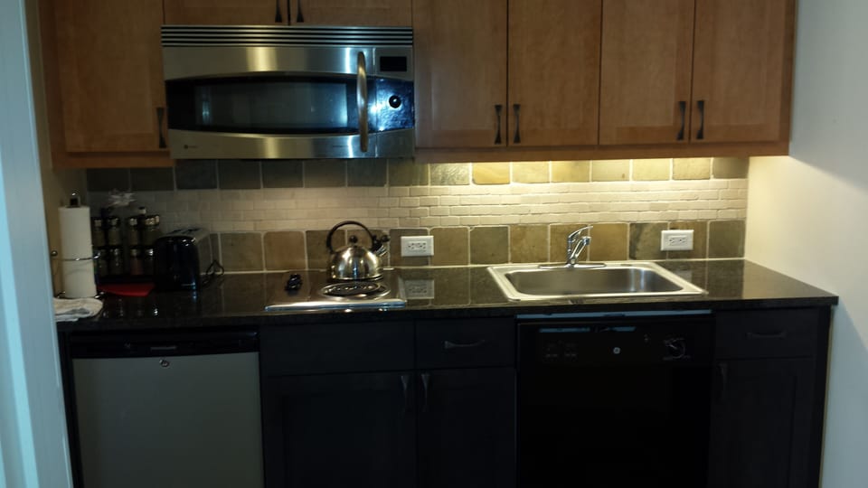 kitchenette with ample tools to please the chef