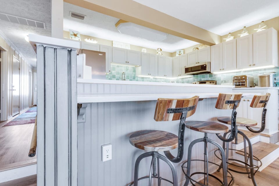 Bar area with 3 Bar height stools (adjustable)
