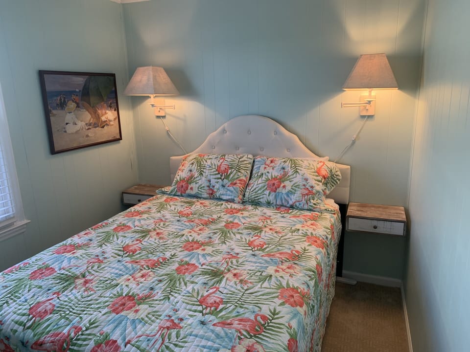 3rd Bedroom - 1 queen bed