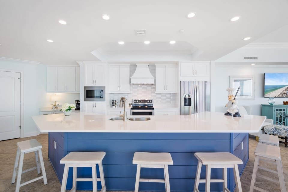Kitchen with Island & Seating for 6, Walk in Pantry and Desk 