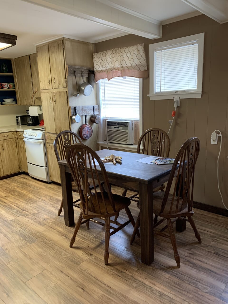 Dining Nook
The table expands to accommodate 8 
