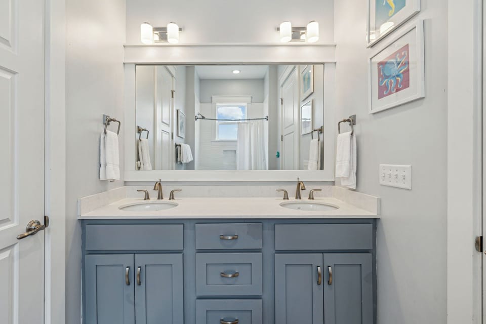 2nd Floor Bunk En-Suite - Dual Vanities