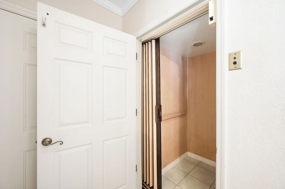 Elevator-stops all 3 levels