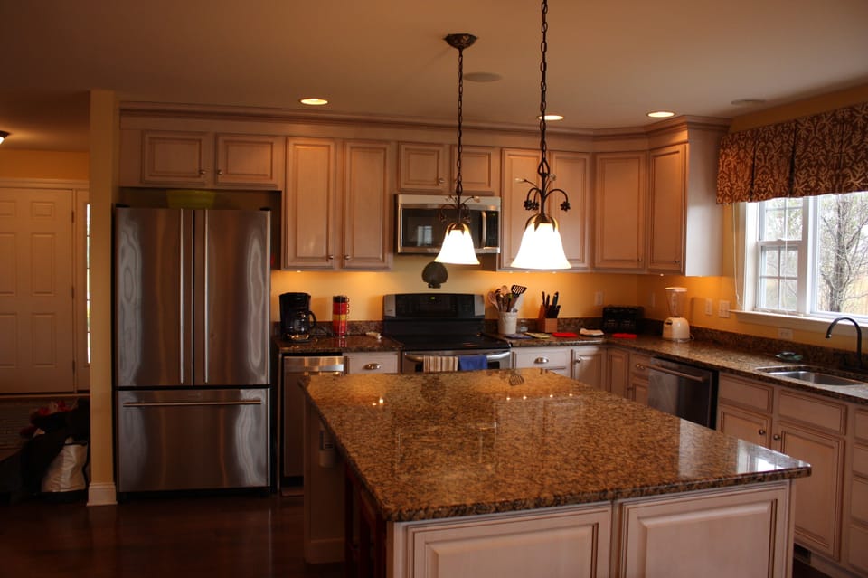 Kitchen, stainless steel appliances, granite counters, ice maker