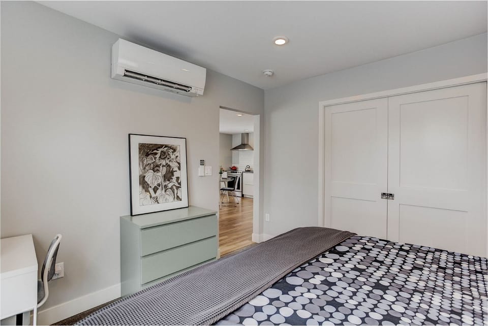 Bedroom- Minisplit heater/Air conditioner (Quiet and amazing!)