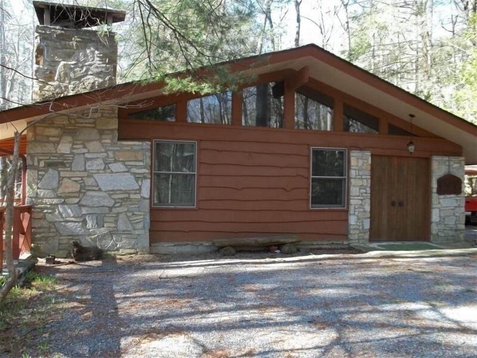 This 2/1 cottage is nestled in the woods of Sherwood Forest Audubon Colony.