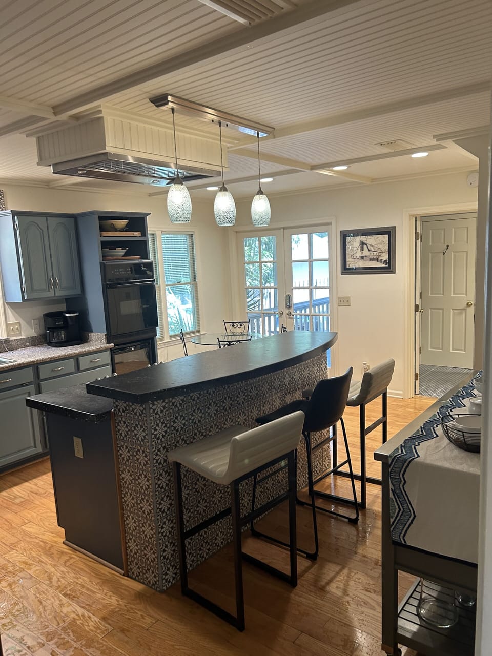 Kitchen, fully stocked 