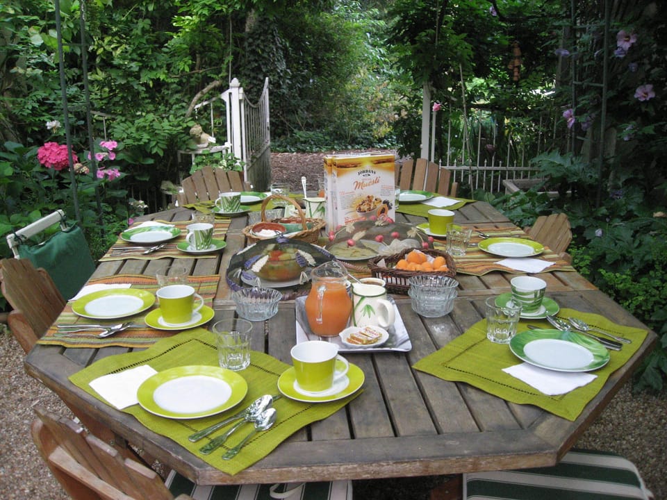 breakfast in the garden