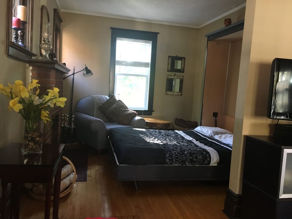 Murphy bed in den area