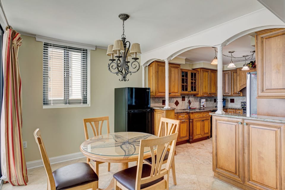 eat in kitchen area with seating for 4
