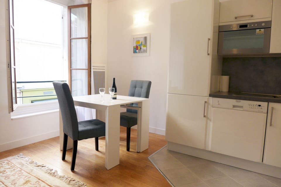 Look at the dining space & open kitchen.