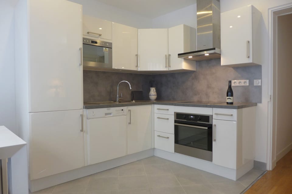 The open kitchen is fully equipped.