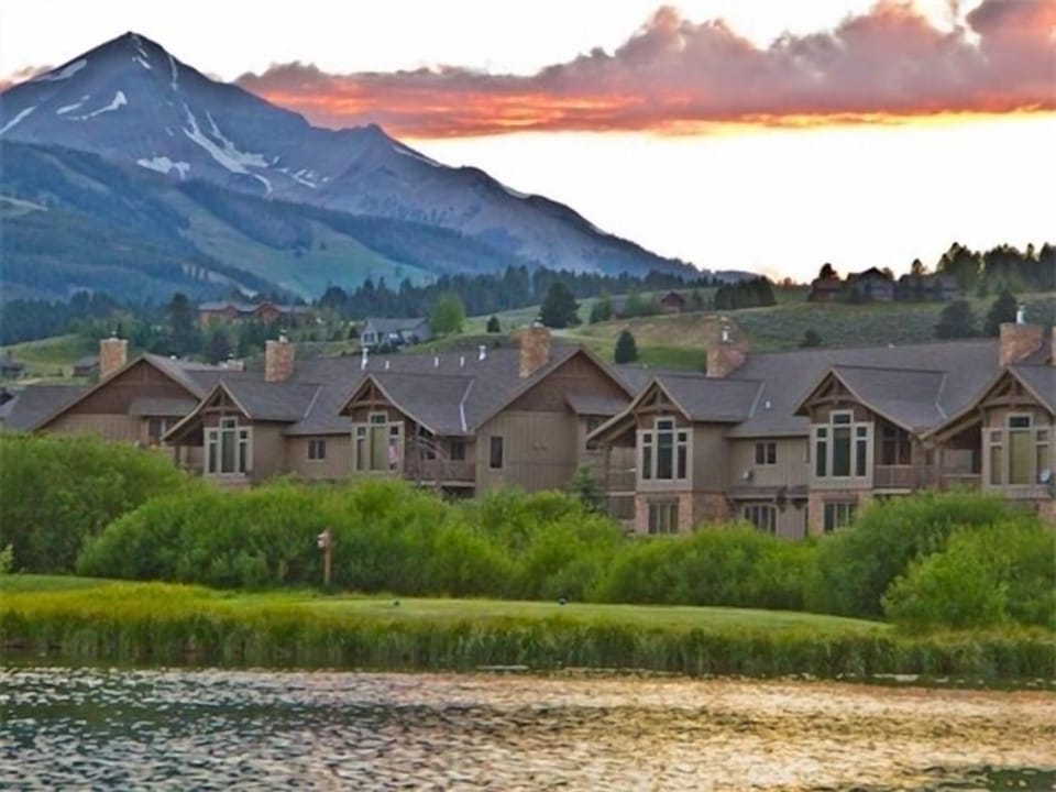 enjoy views of mountains/river/lake, & walk to hiking/dining/XC trails from home
