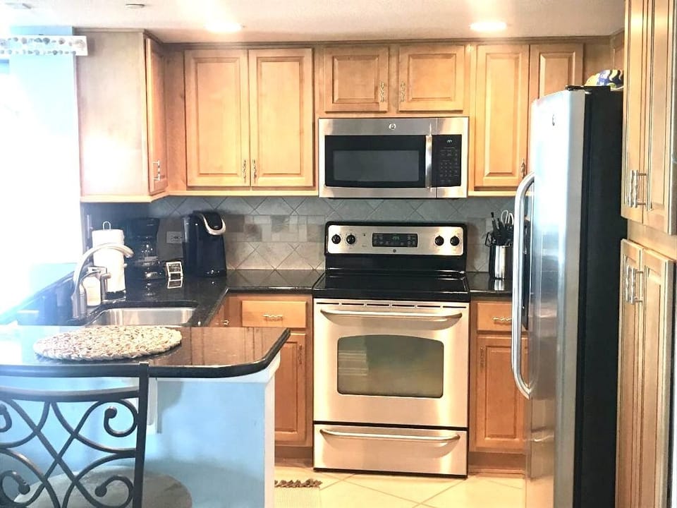 Custom cabinets, granite countertops, stainless steel appliances & fully stocked