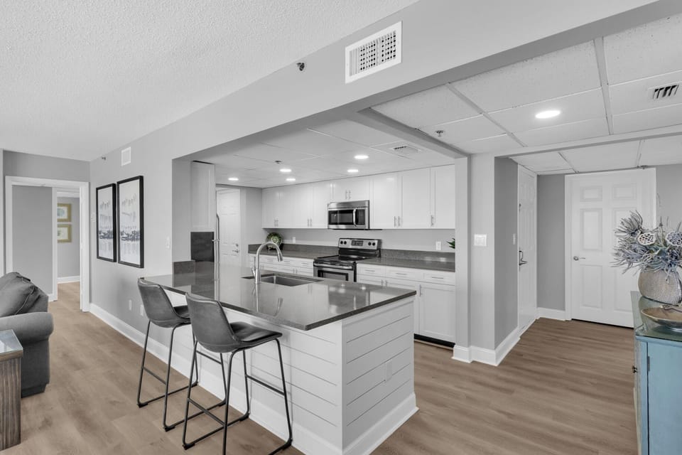 Breakfast bar, new cabinets, counter tops