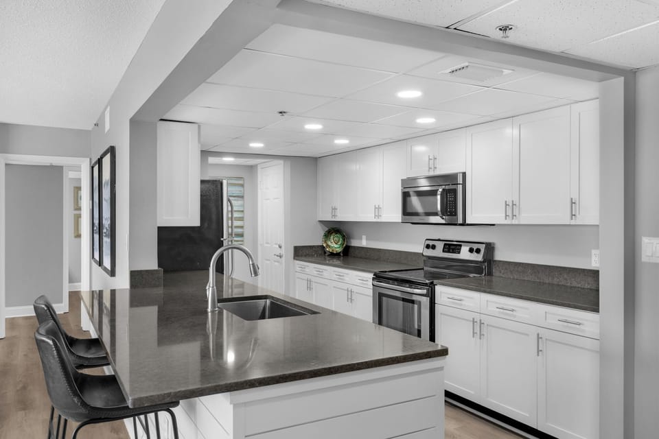 Completely remodeled 3-bedroom Condo Tower 2 6th Floor w/Seasonal Beach Chair