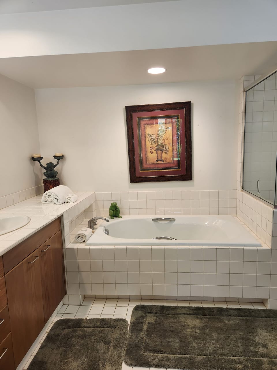 Main bath with jetted tub