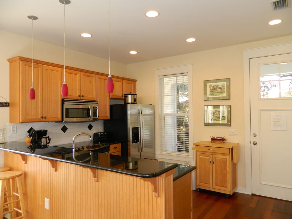 Large Kitchen with Eating Counter