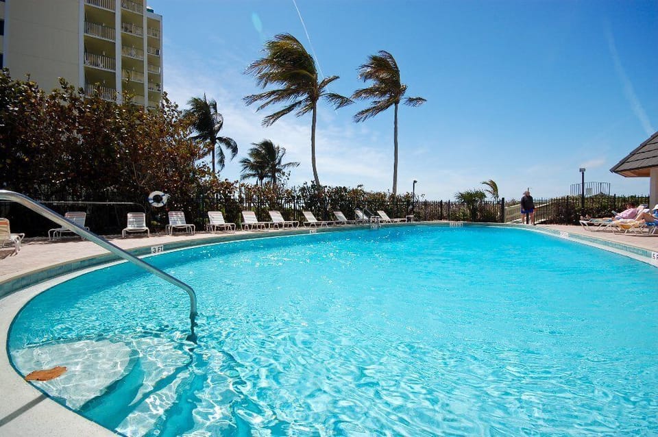 Gorgeous HEATED pool and Hot Tub