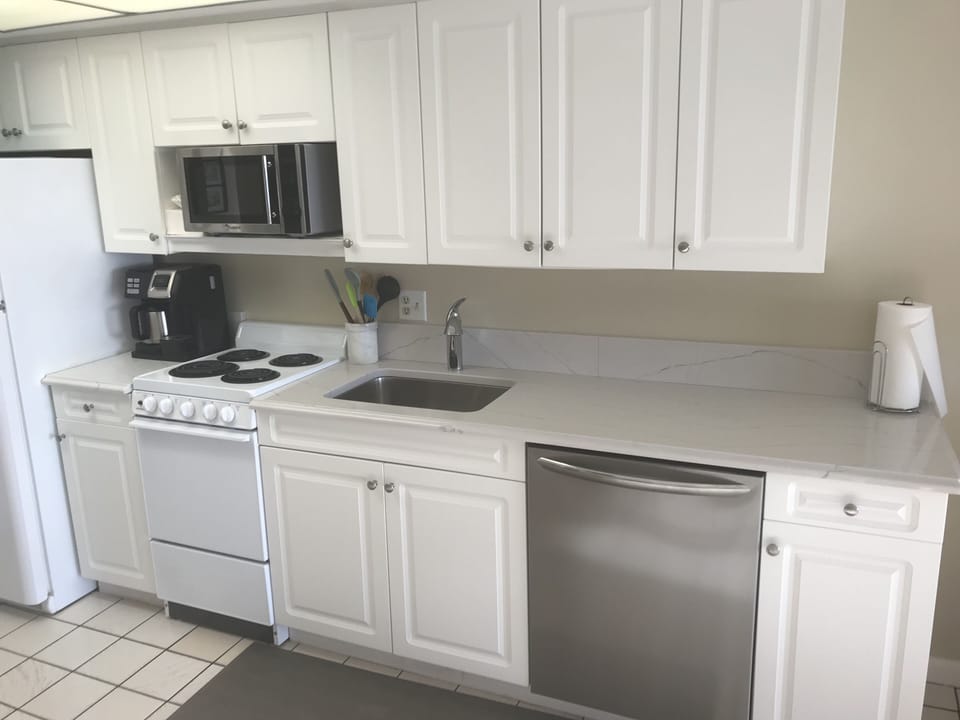 Updated kitchen with new Quartz countertops 