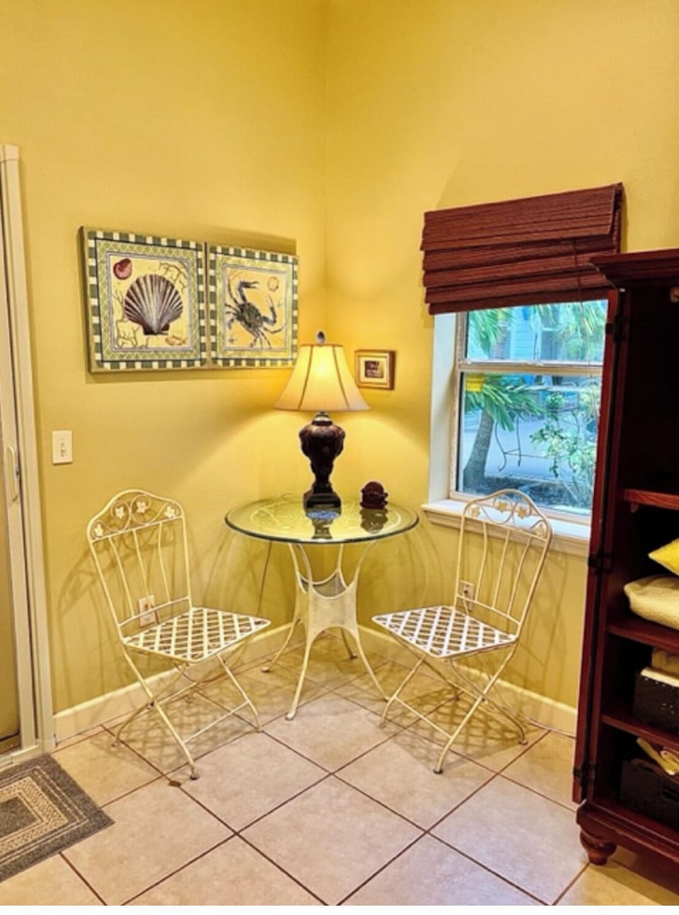 Bistro dining set overlooks the pool.