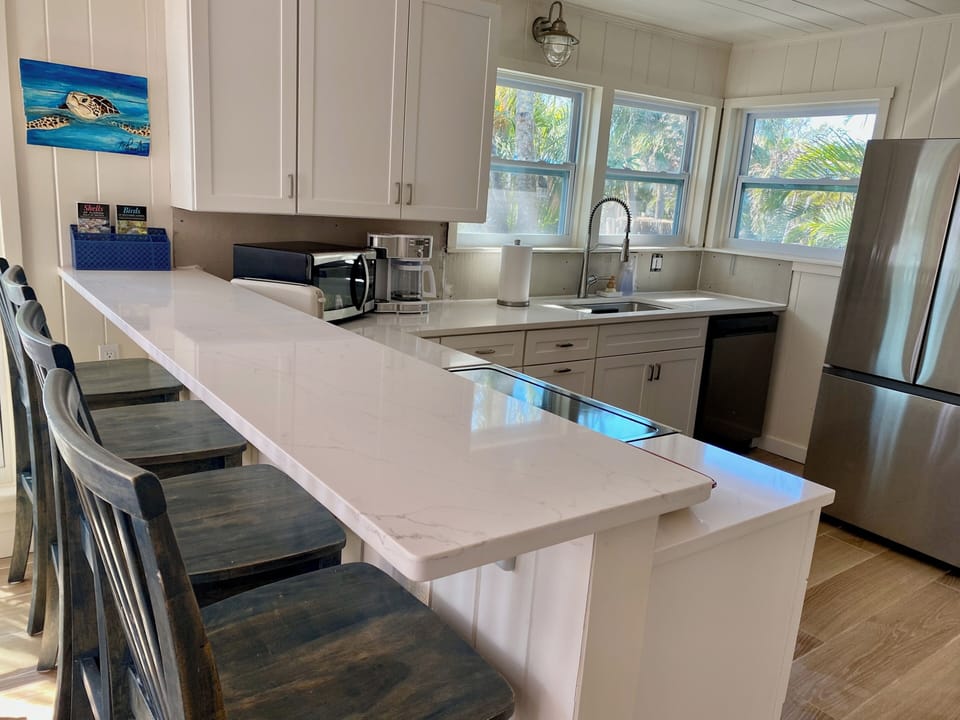 Breakfast Bar and Kitchen