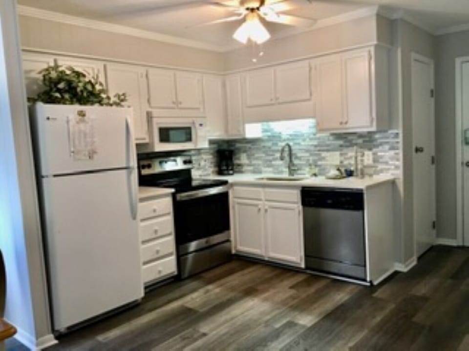 New kitchen counter tops, stove, floor in 2022