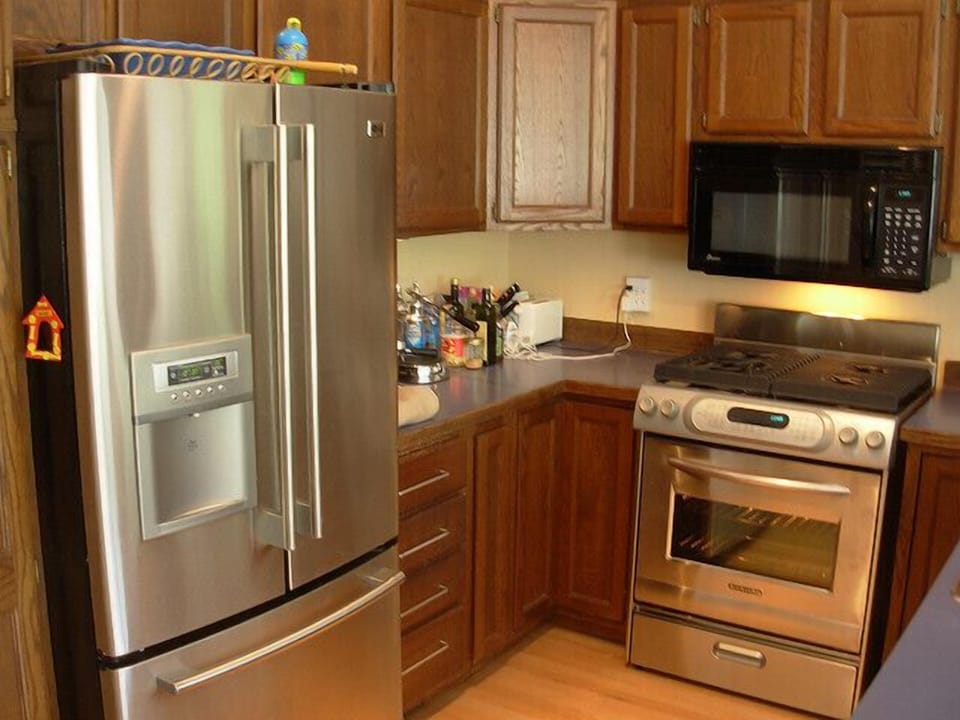 New appliances, fully stocked kitchen to chef !!!