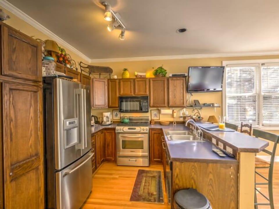 Complete kitchen Ninja, coffee grinder, etc.