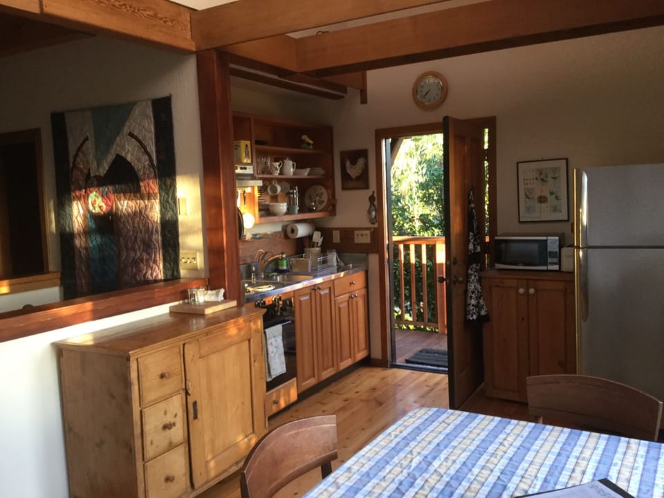 Kitchenette: 4 burner cooktop, oven, stainless steel CT, filtered H2O, garb disp