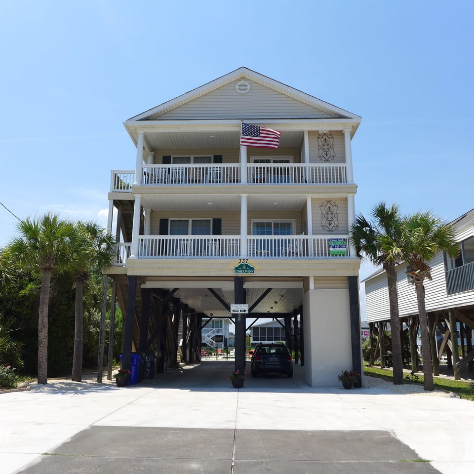 Welcome to Come On Inn, plenty of parking, many amenities, excellent condition