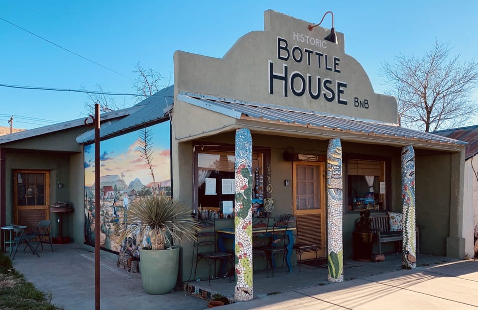  Lux dtown 3 bedroom/4 bed artfilled home has 2 entrances in front and 1 in back