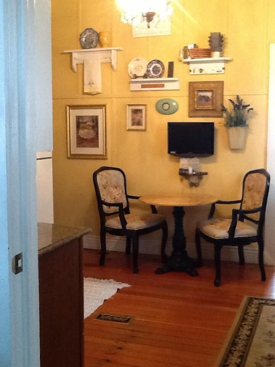 Eat in kitchen with flat screen TV/DVD 