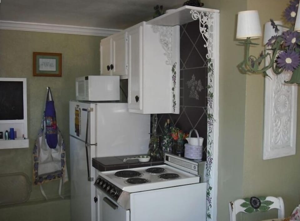 Grape House Kitchen/Dinning Area Frig, Micro, Stove, Dishwasher