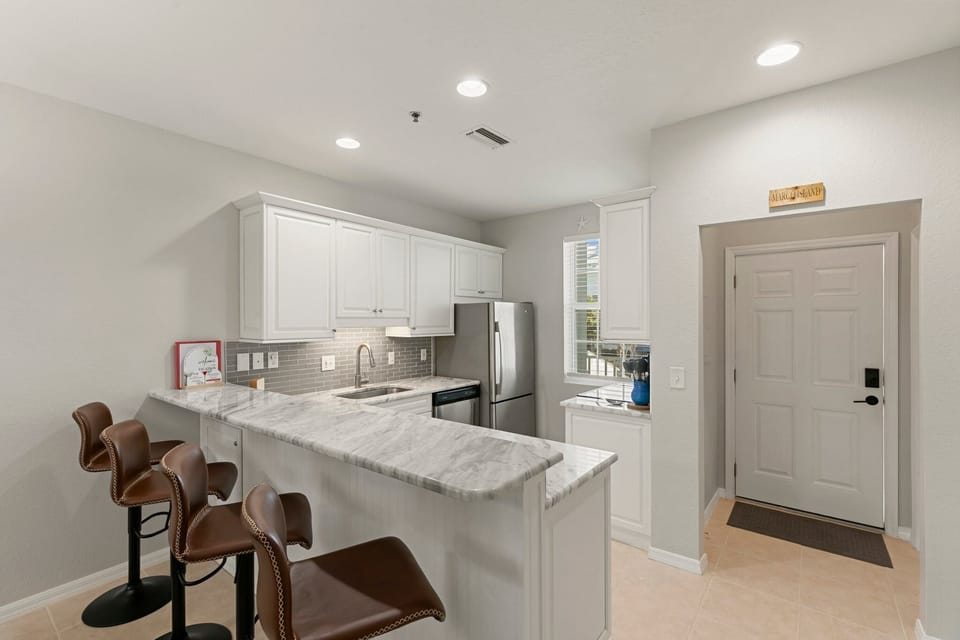 Kitchen & Breakfast Bar Seating Area