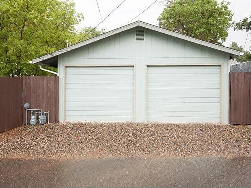 Garage & Off-Street Entrance
