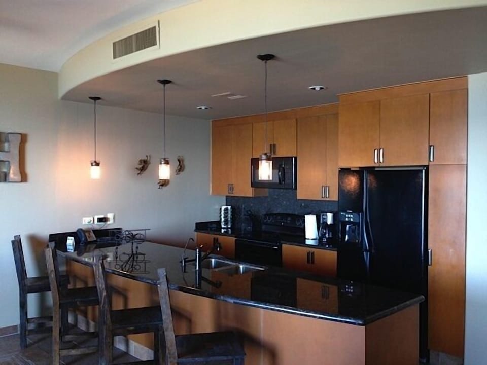 full kitchen with breakfast bar