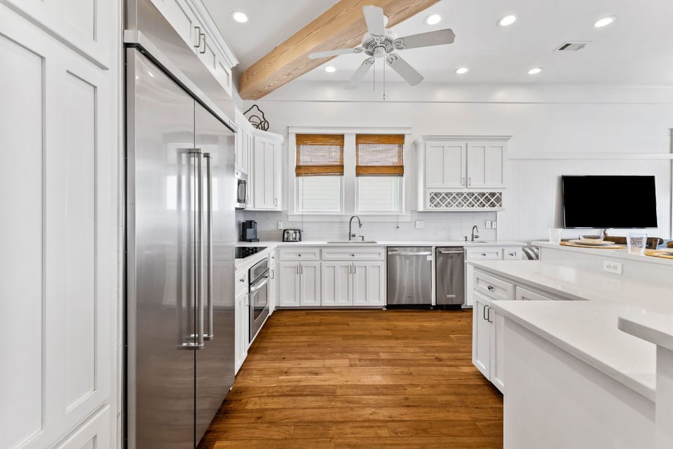 Kitchen - Equipped with a Separate Ice Maker