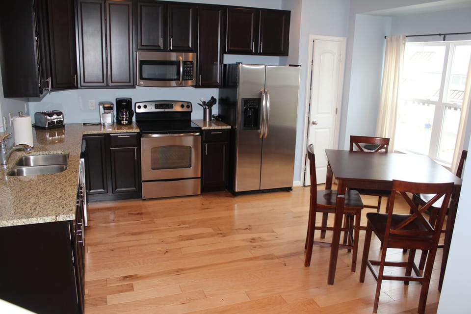 Kitchen/breakfast table, which seats 4