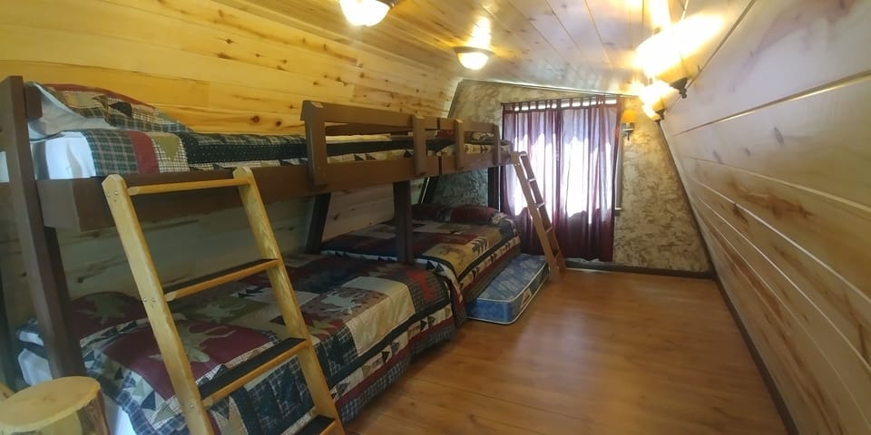 Two queen beds, two twin bed on top with two queen mattresses under