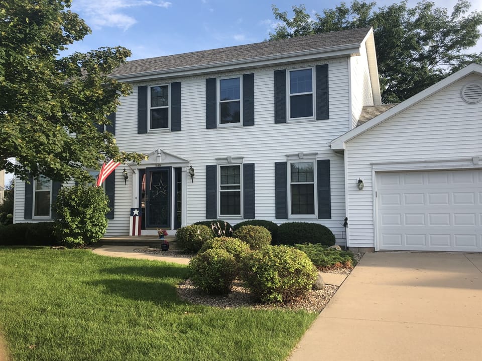 Spacious home 3 miles from EAA