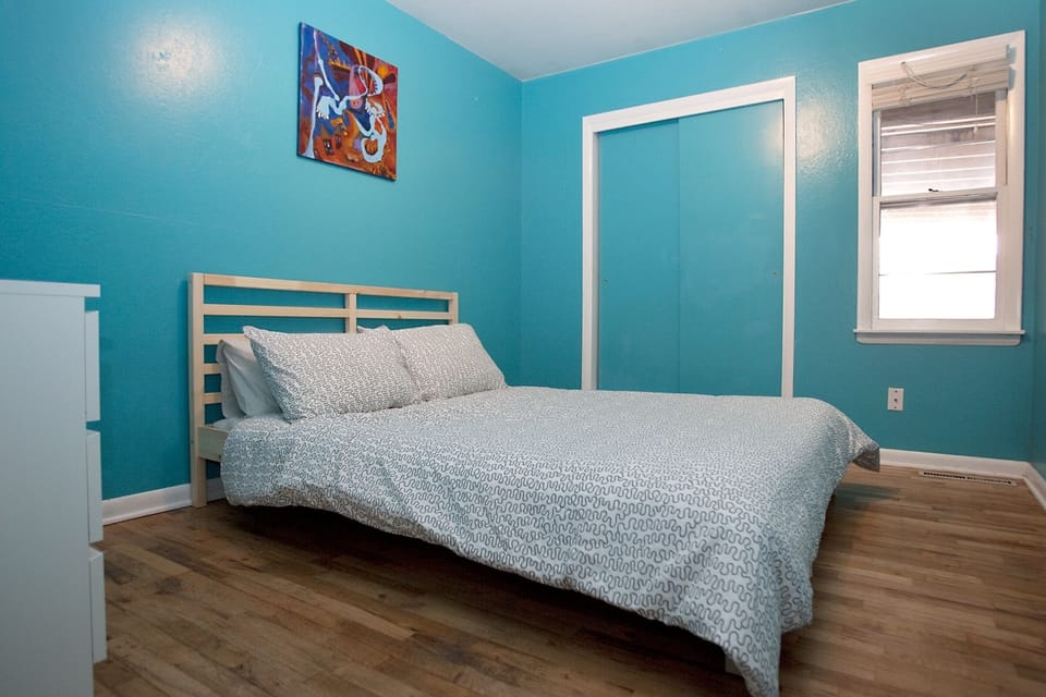 Bedroom with queen size bed