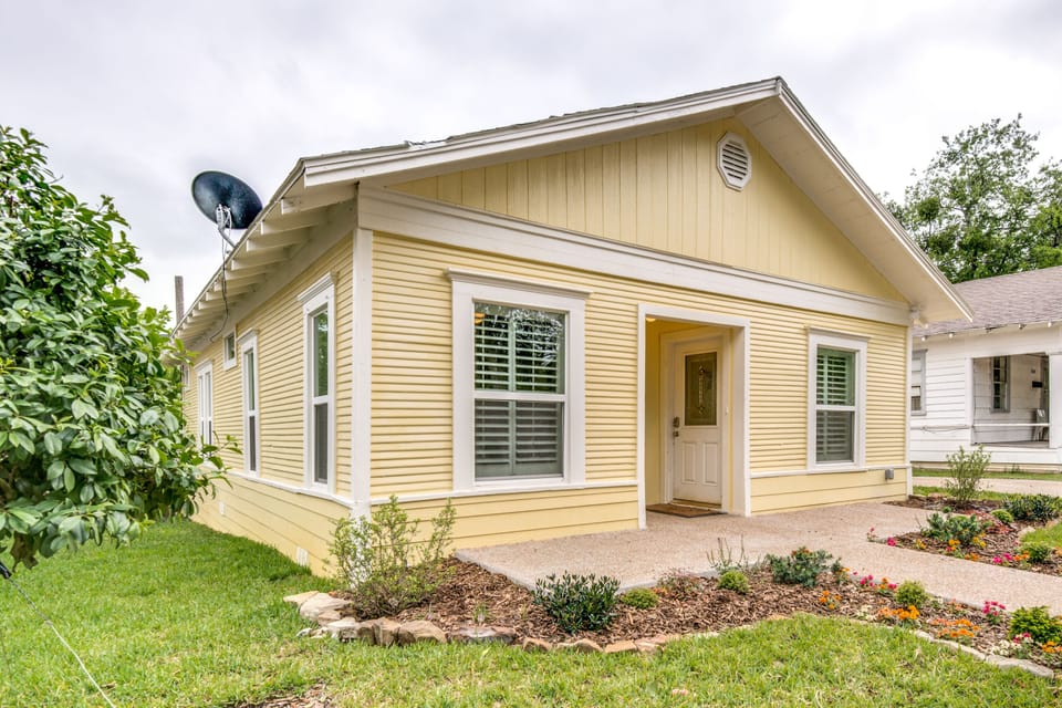 Holly House in downtown McKinney - 3 blocks from all great shops & restaurants