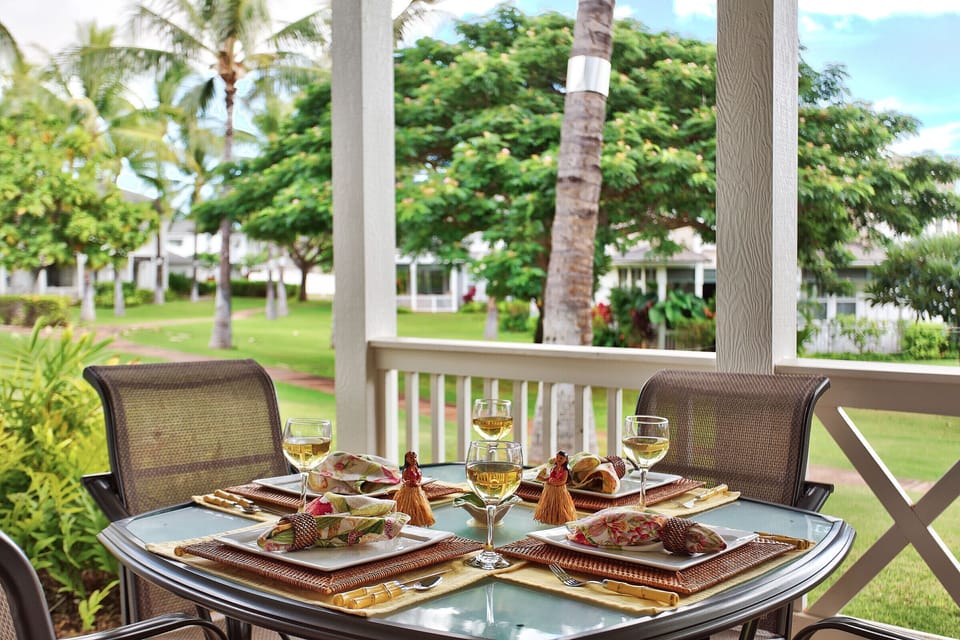 Private lanai with expansive green space